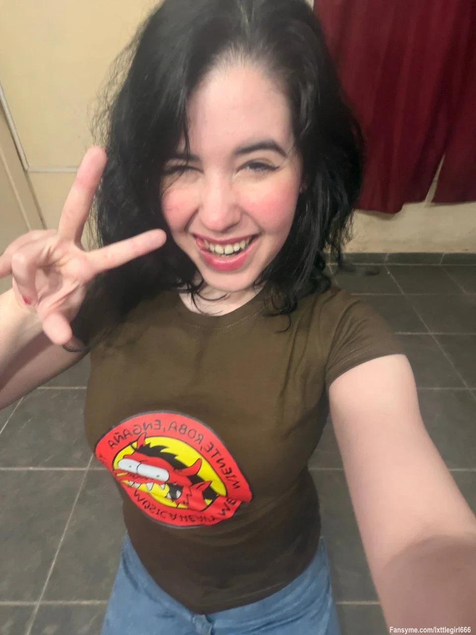 Silly photos🤪
I was just bored and started taking random pictures, some are sexy, others not so much, it's just me hahaha 😂
#silly #funny #comedy #face #sfw