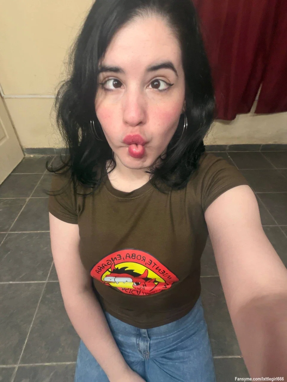 Silly photos🤪
I was just bored and started taking random pictures, some are sexy, others not so much, it's just me hahaha 😂
#silly #funny #comedy #face #sfw