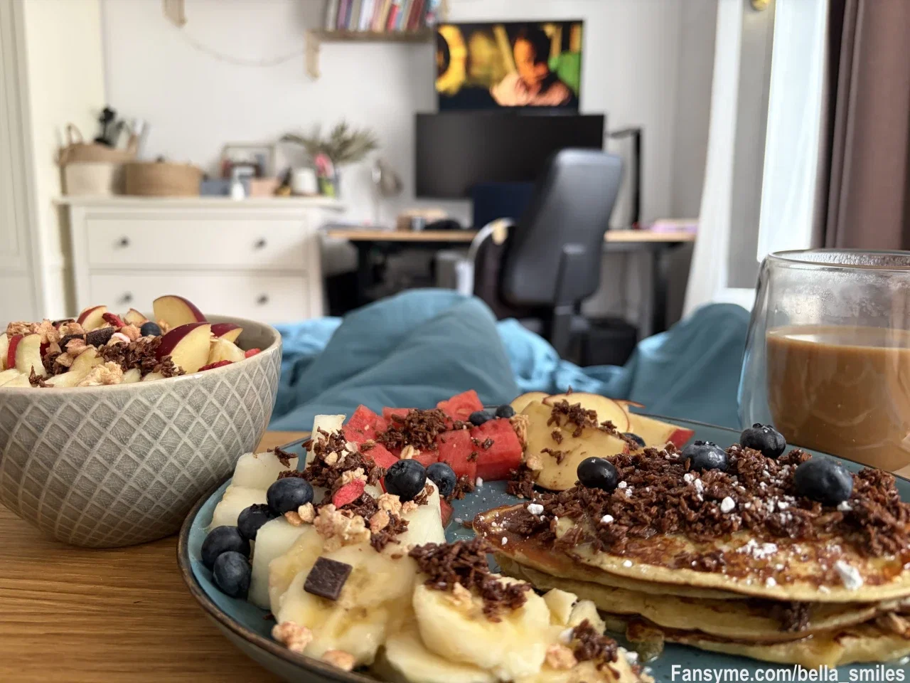 So darf ein Wochenende gerne anfangen… 😌☕🥞

Erstmal gemütlich im Bett bleiben, ausgiebig frühstücken und absolut keinen Stress haben. 💋

Wie startest du ins Wochenende? 👀
Team Frühstück im Bett 🛏️🥞, direkt raus & was erleben ☀️ oder erstmal ausschlafen? 😴

#weekend #weekendvibes #breakfast #breakfastinbed #pancakes #brunch #cozy #cozyvibes #goodmorning #morning #food #foodie #relax #lifestyle #german #deutsch