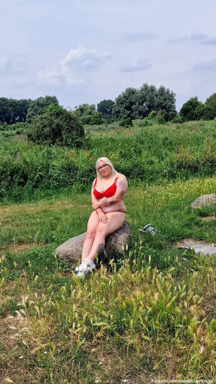 Findest du auch das Rot meine Kurven noch mehr betont ? 😈🔥
Wo sind meine ROT Liebhaber?  🩷
#goddess #sexy #curvy #adultcurvy #blond #blonde #blondine #bigboobs #bigtits #tattoo #inked #hot
#milf #Amateur  #solo #teasing #brille #glasses #sexy #deutsch