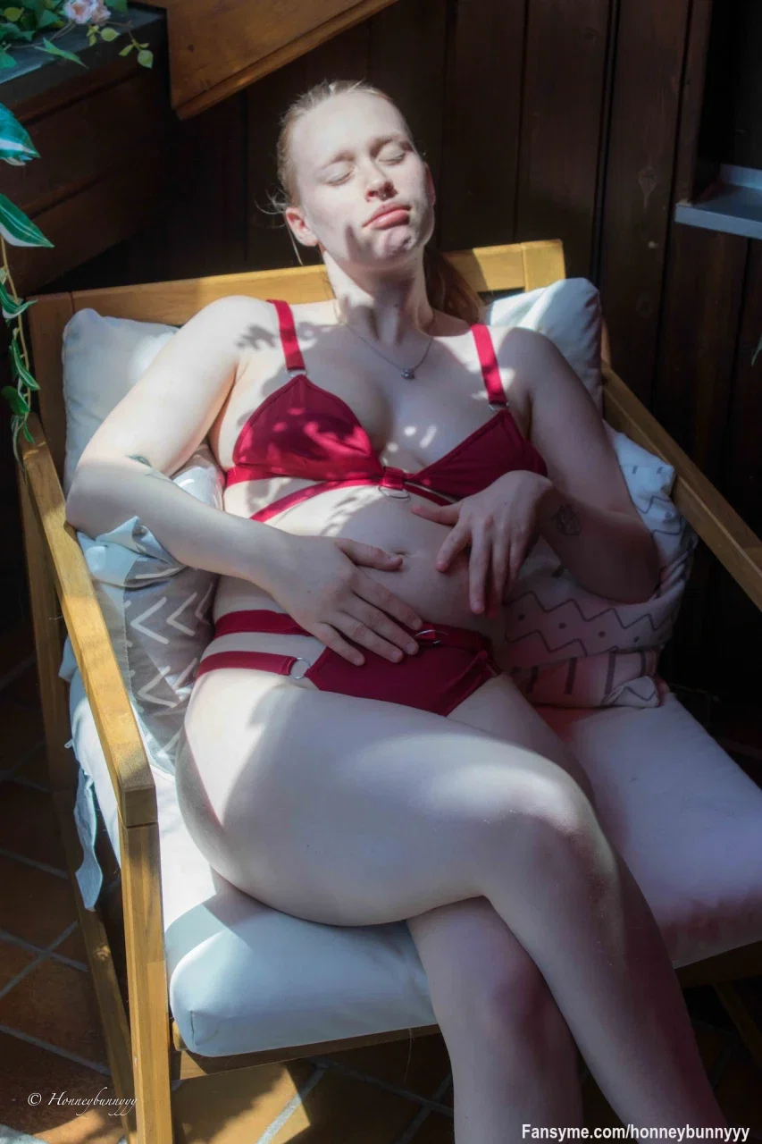 Heute genieße ich die Sonne und stelle mir vor, wie lange du diesem Anblick widerstehen könntest. 😈 Mein rotes Set und mein ruhiger Blick machen es dir bestimmt nicht leicht. 🔥 Würdest du mich erst bewundern oder direkt näherkommen? 💦

😌 Mit deinem Abo darfst du alles sehen und kostenlos mit mir schreiben. Wer allerdings noch ein bisschen mehr von mir will, muss auch ein bisschen mehr wollen... hart, aber fair. 😈🔥
Und damit es sich richtig lohnt: Einmal im Monat wartet ein besonderes Special auf dich und auf meine Videos bekommst du als Abonnent immer fette Rabatte. 😉💋

#sexy #ass #cutegirl #hot #horny #fansfollowme #german #sweet #spicyvibes #pregnant #schwanger