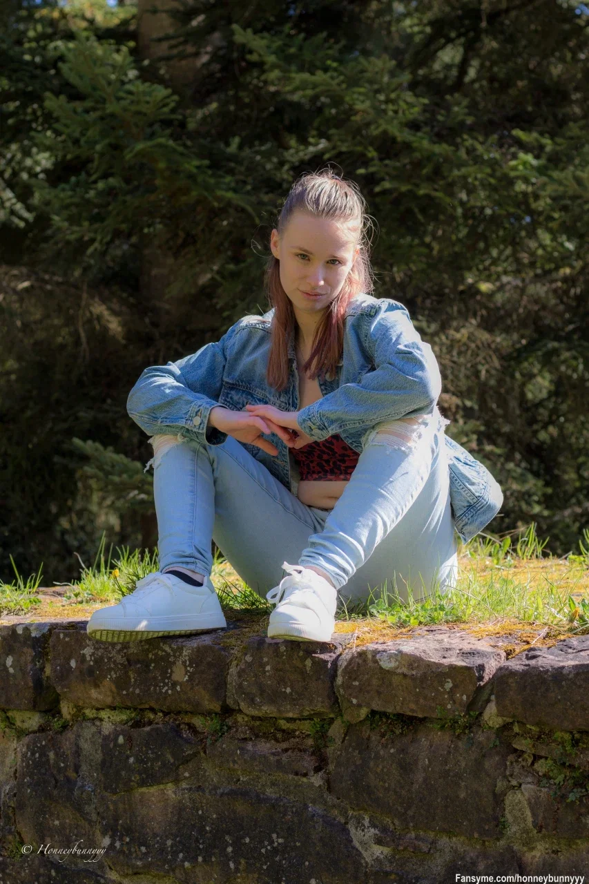 Ich sitze ganz entspannt im Grünen und schaue dich an, als hätte ich dich längst in meine Gedanken gezogen. 😏🌿 Träumst du heute nur von mir oder kommst du in meinem Traum direkt näher? 💋🔥

😌 Mit deinem Abo darfst du alles sehen und kostenlos mit mir schreiben. Wer allerdings noch ein bisschen mehr von mir will, muss auch ein bisschen mehr wollen... hart, aber fair. 😈🔥
Und damit es sich richtig lohnt: Einmal im Monat wartet ein besonderes Special auf dich und auf meine Videos bekommst du als Abonnent immer fette Rabatte. 😉💋

#sexy #ass #cutegirl #hot #horny #fansfollowme #german #sweet #spicyvibes #pregnant #schwanger