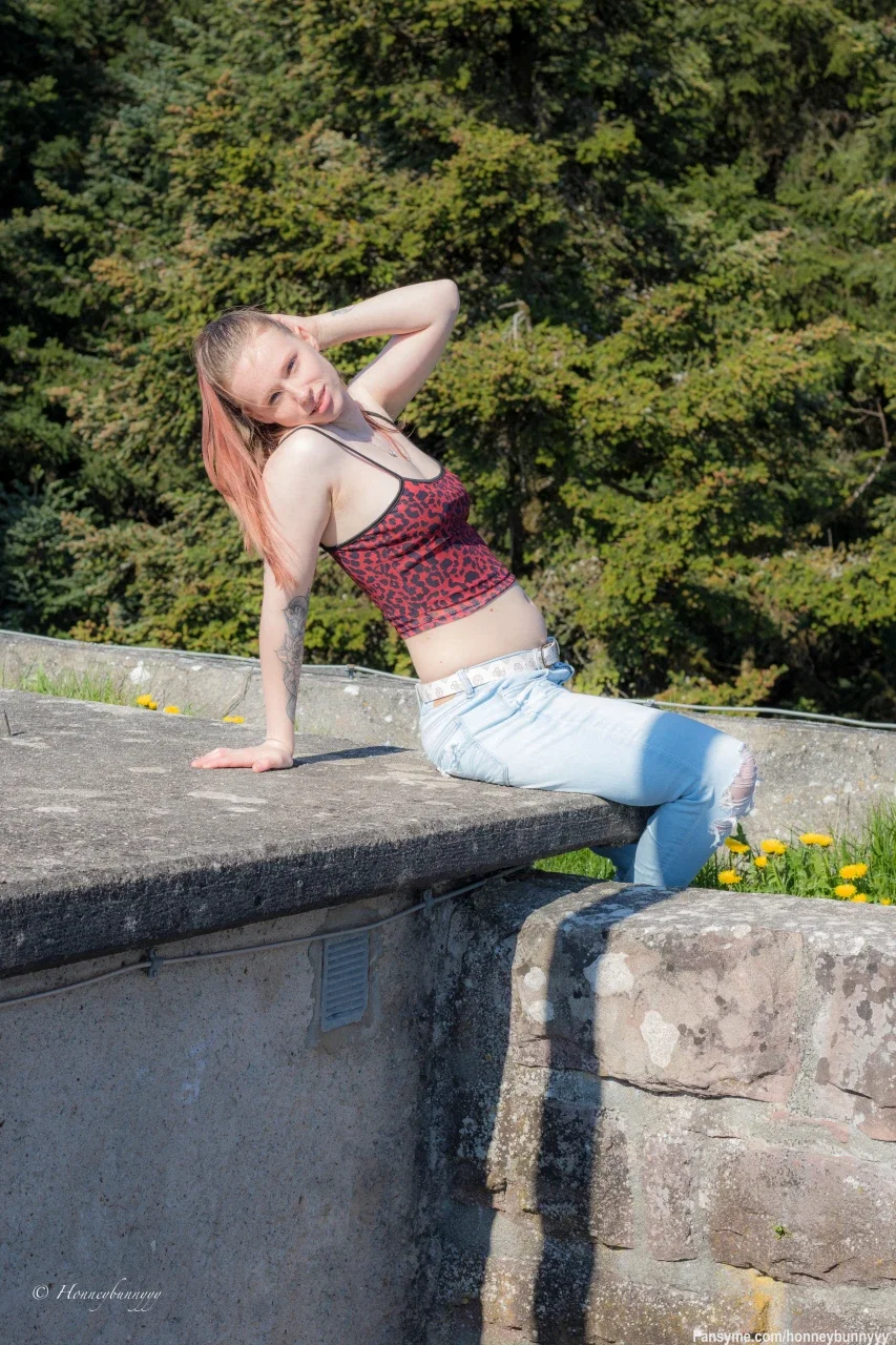 Zwischen Sonne und Grün setze ich mich für dich in Pose und spiele ganz bewusst mit deiner Fantasie. 🌿😈 Verrätst du mir deinen ersten unartigen Gedanken oder lässt du mich noch warten? 😏🔥

😌 Mit deinem Abo darfst du alles sehen und kostenlos mit mir schreiben. Wer allerdings noch ein bisschen mehr von mir will, muss auch ein bisschen mehr wollen... hart, aber fair. 😈🔥
Und damit es sich richtig lohnt: Einmal im Monat wartet ein besonderes Special auf dich und auf meine Videos bekommst du als Abonnent immer fette Rabatte. 😉💋

#sexy #ass #cutegirl #hot #horny #fansfollowme #german #sweet #spicyvibes #pregnant #schwanger