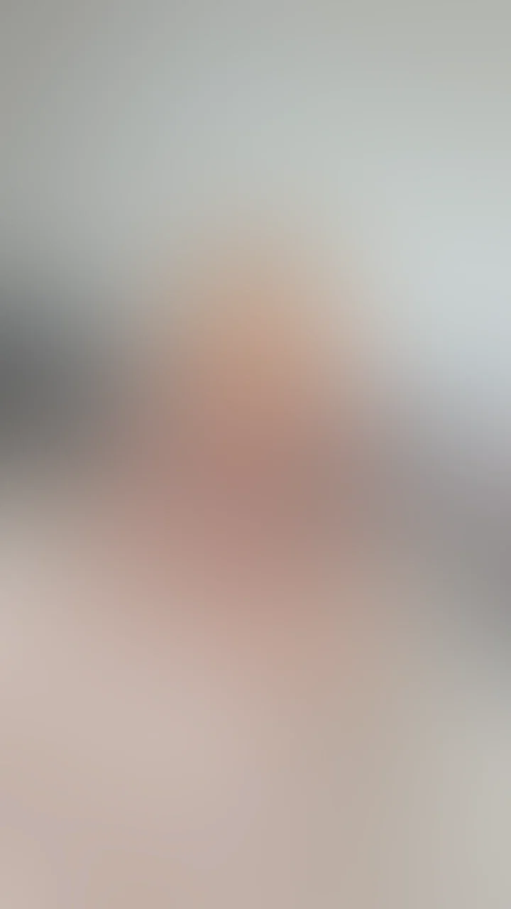 „Was glaubst du, wer von uns beiden den anderen schneller um den Finger wickelt?“