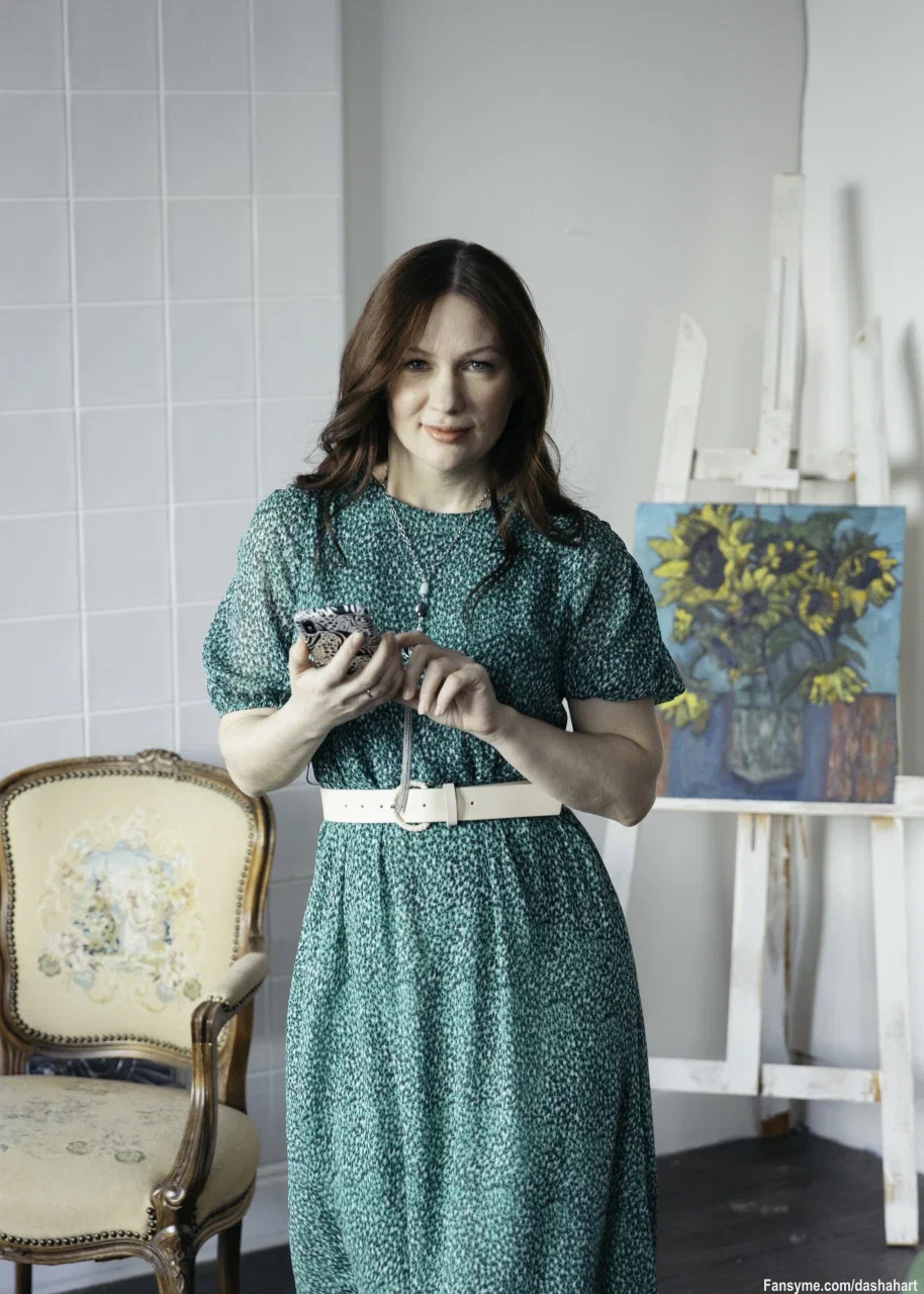 I love drawing and going to museums. And I also believe that you need to have taste and culture. If you’re 40 years old, you should go to a museum in a long dress, not in a mini skirt. And if it’s a party, you can dress more revealingly. On a date, you should definitely wear stockings and lace underwear. #milf #dress #sexymilf