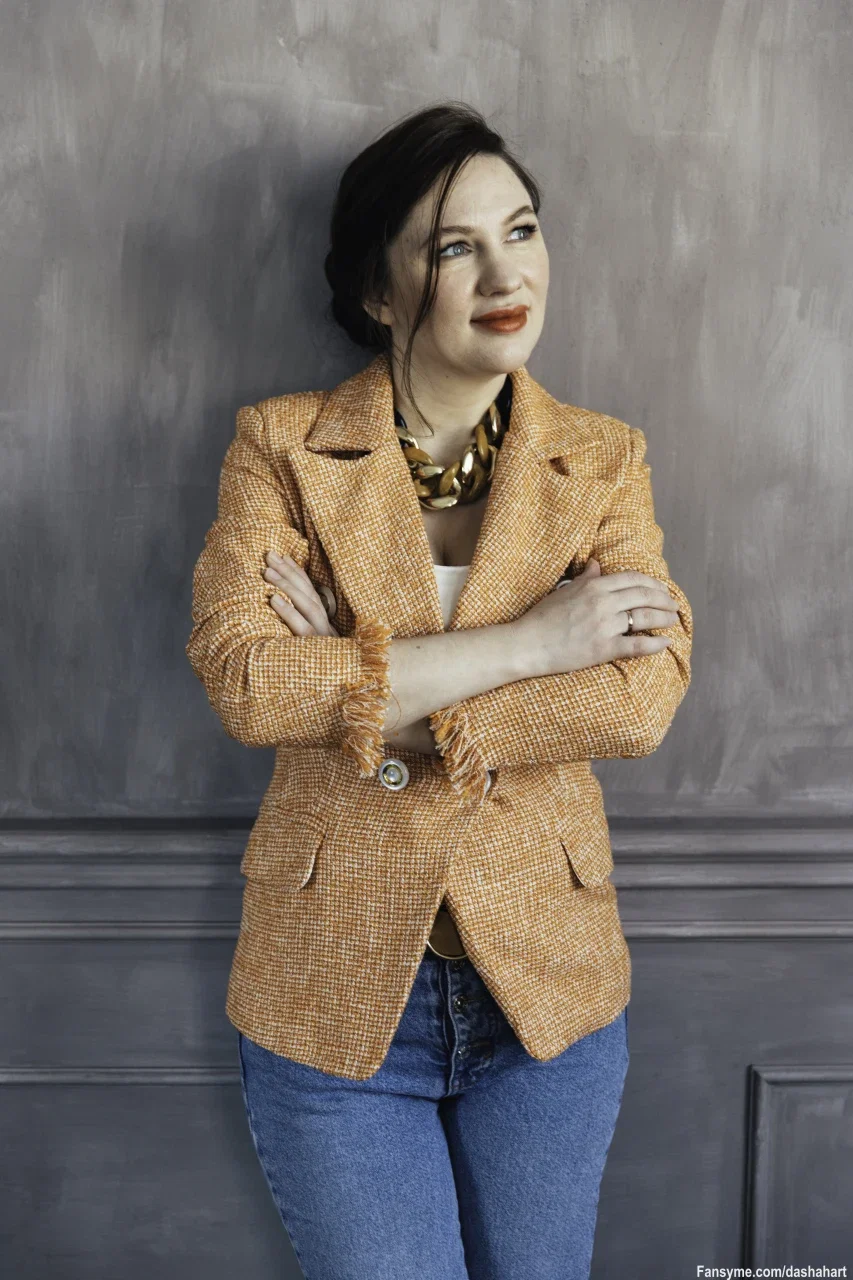 Being a mature woman is very cool. You are already smart, you are in no hurry, you don’t care about the opinions of others and you have enough reserves for the future. If you are smart, of course, and don’t live like a ragamuffin at forty years old. Then it's great, you don't have to bend under anyone. On your days off, you can walk wherever you want, sunbathe and eat delicious food. You can also take any photos you want if you want and sell them at a high price, because you don’t need money urgently, but this is just for the soul. #milf #foto #women #jeans