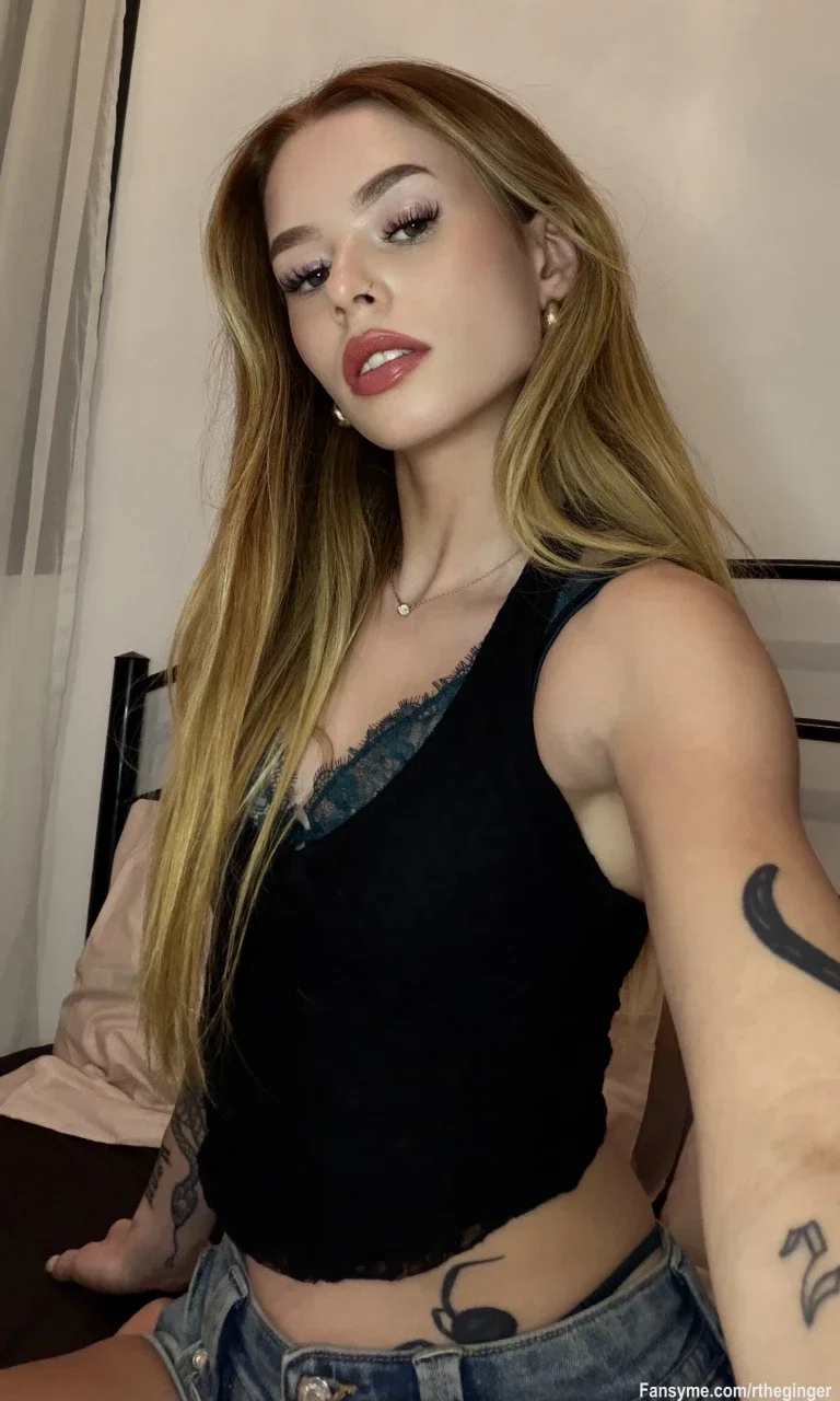 wer ist noch wach?
#skinny #ginger #9teen #tattoogirl #inkedgirl #teen #german #redhead #tattooed #skinnygirl