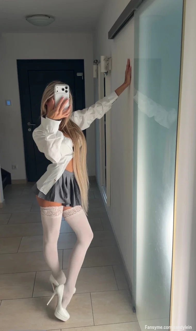 3 Jahre Creator und immer noch nicht brav ... hehe 😈
Samstag + Sonne = beste Laune ☀️ Wer ist dabei?

#blonde #skirt #nylons #stockings #milf #bigboobs