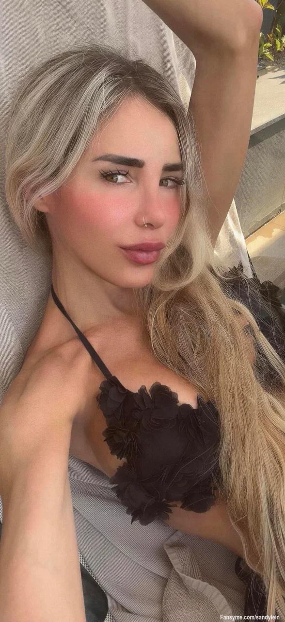 Guck mal ... jetzt wo sich der Sommer in den nächsten Tagen nochmal gegen den Herbst wehrt, gleich mal was im Bikini rausgesucht für Dich👙🥰

#bikini #blonde #bigboobs #milf #summer #moms #mommy #bigtits
