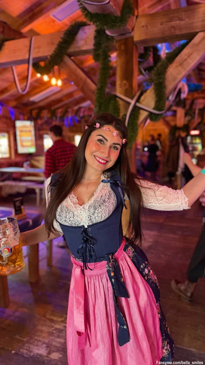 Heute bin ich auf dem Oktoberfest… 🥨🍻💋

Dirndl sitzt, Stimmung passt – jetzt fehlt eigentlich nur noch die richtige Gesellschaft. 😏

Wenn du mich heute so zwischen all den Leuten entdecken würdest… 👀
Würdest du dich trauen, mich einfach anzusprechen? 😈

Und vor allem: Was wäre dein erster Satz zu mir? 🤭💋

#oktoberfest #dirndl #wiesn #tracht #traditional #festival #party #outfit #fashion #brunette #german #deutsch #flirty