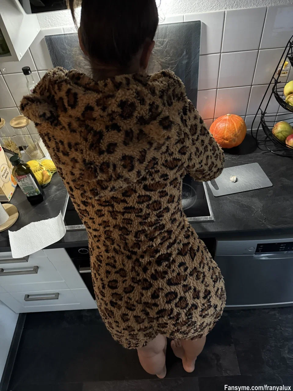 Leo-Mode an 🔥  
Von hinten… und ein bisschen mehr 👀  

Wer mehr sehen will, weiß wo 😉

#franyalux #dailynudes #nudes #leolook #milf #horny #dessous #bootys #arsch #doggy #hotmommy #mom