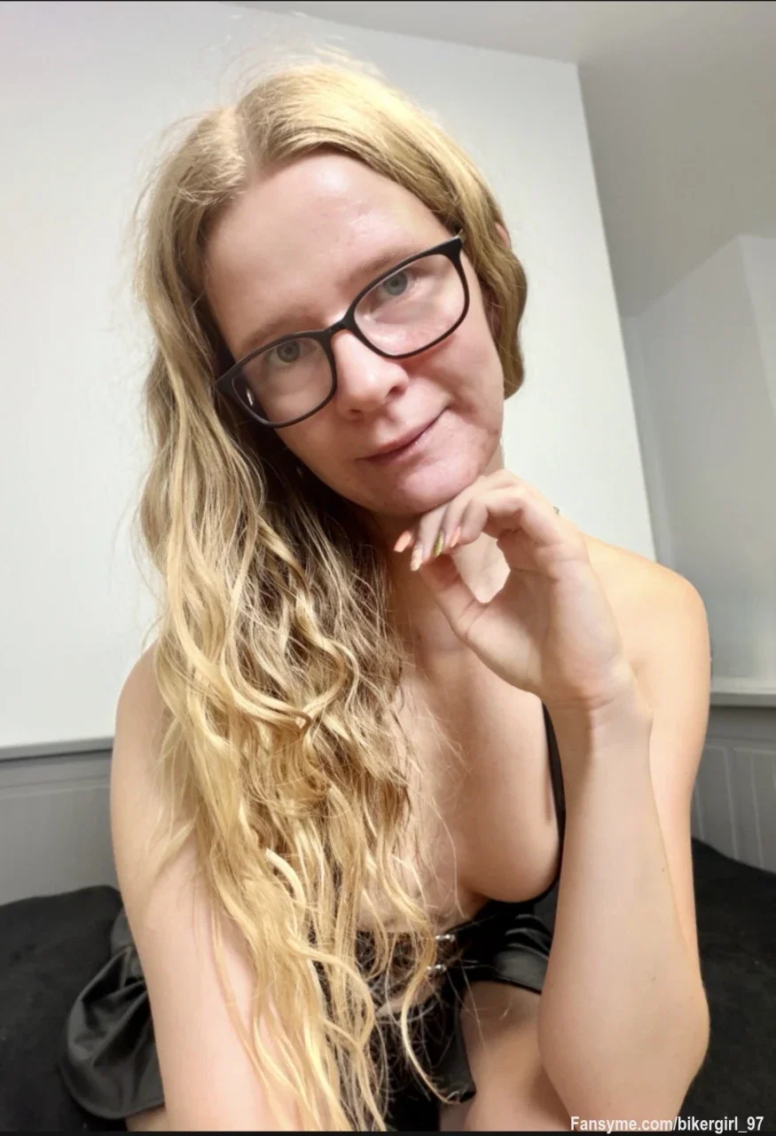 Abends alleine zuhause… 🌙✨
Wer ist noch wach und hat Lust, ein bisschen mit mir zu chatten? 😏 Schreib mir einfach – ich freue mich auf deine Nachricht. 💕

#hot #blond #german #horny #lohamo #camdiamonds #h2gcd #nude66