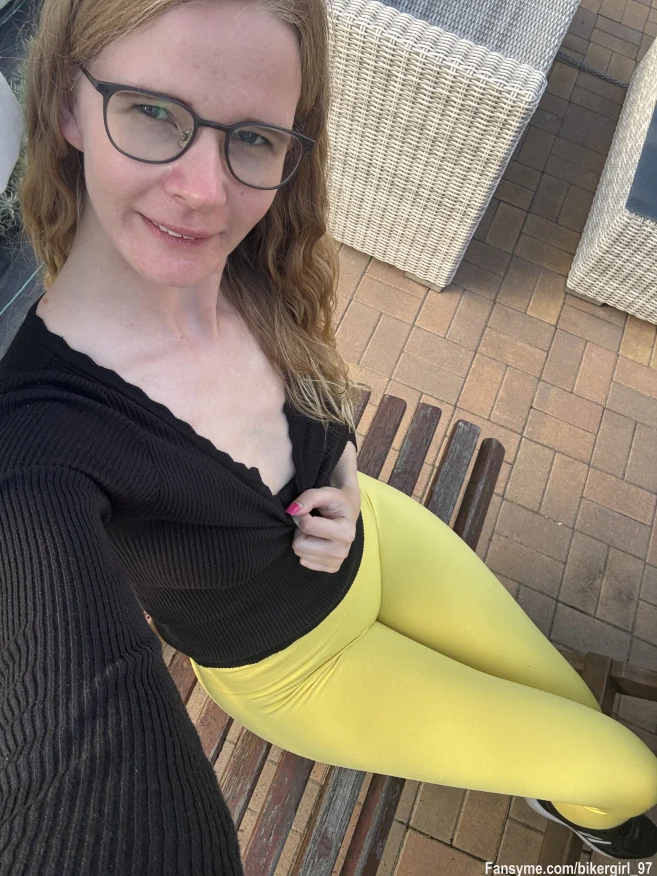 Auf der Parkbank in heißer Leggings! Traust du dich, mich ansprechen? Dann schreib mir 💋

#hot #blond #german #horny #lohamo #camdiamonds #h2gcd #nude66