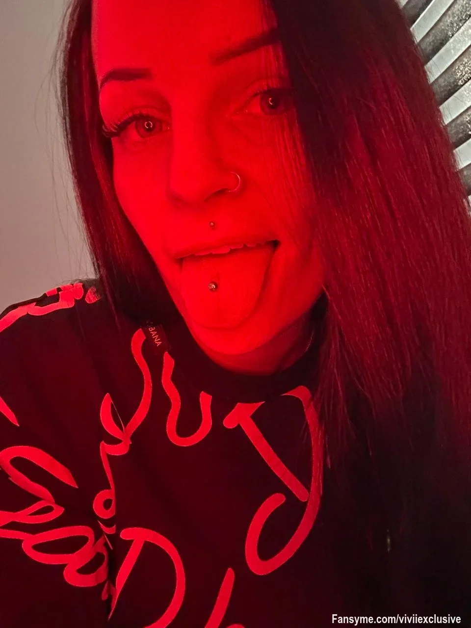 Ich liebe Rotes licht, das gibt mir echt krasse gefühle und erinnerungen an heiße schwän.... oh, upsi, ich meine an heiße momente 😈🍆

#bigtits #titten #bigass #arsch #reizwäsche #girlnextdoor #solo #piercing #tattoos #sexy #versaut #blackhair