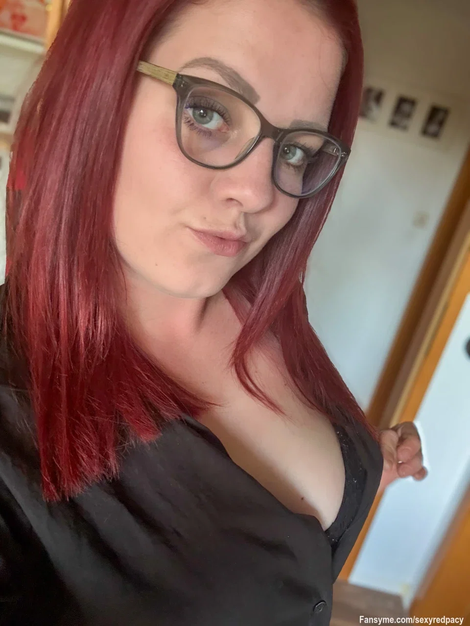 Chef, ich bin noch nicht ganz fertig …😈 Sag ehrlich… Wer hat nicht schon mal heimlich davon geträumt, die stille, scharfe Büromaus heimlich auf dem Schreibtisch zu vernaschen? 🤫 Heute Abend bin genau ICH diese Fantasie …🔥😘

#bigboobs
#redhair
#unartig
#horny
#brille
#milf
#german
#heiß