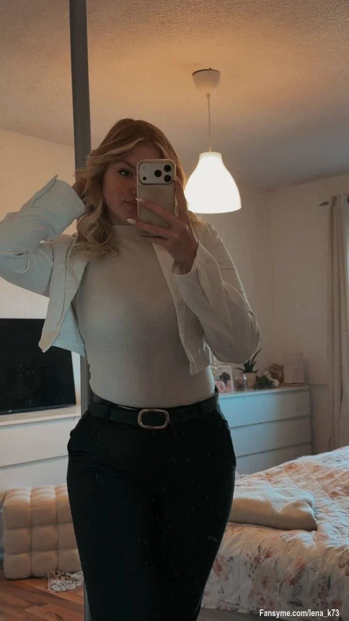 Heute hatte ich einfach Lust, mich ein bisschen hübsch zu machen und ein paar neue Bilder aufzunehmen. 💕 Eigentlich wollte ich nur schnell ein oder zwei machen … und plötzlich war meine Galerie wieder voll. 😂👀 Dieses hier ist definitiv einer meiner Favoriten geworden. 😏

#bigtits #titten #arsch #tattoos #horny #blond #tattoos #piercing #Kupferhair #lips #milf  #solo #feet #unterwaesche #reizwäsche #lack #lingerie #minirock
