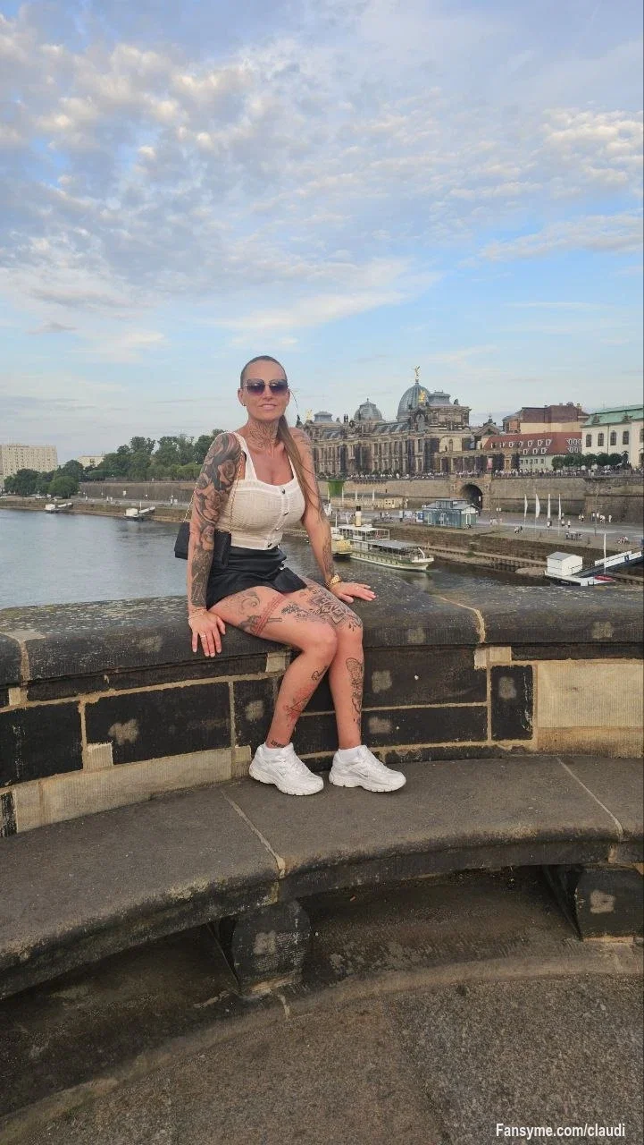 Ich weiß genau, dass hier einige stille Zuschauer unterwegs sind. 😂💕 Heute dürft ihr euch auch mal bemerkbar machen. Schickt mir einfach ein „Hey“ – ich bin neugierig, wer sonst immer heimlich mitliest.

#sexy #wild #leder #bigtitts #milf #tattoo #nails #feet #highheels #ebony