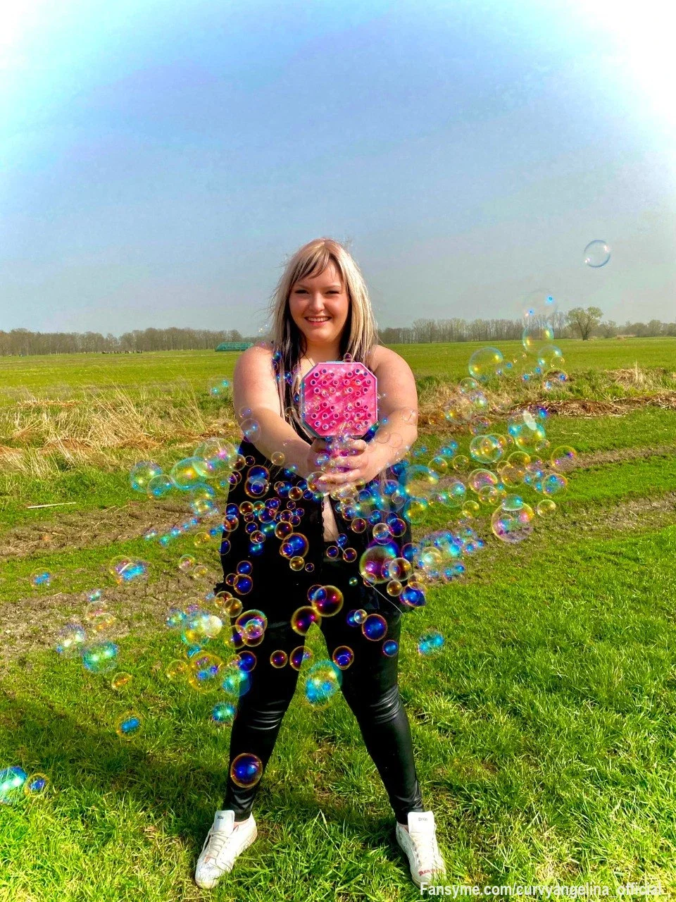 Mit Seifenblasen, ach ja ich blase lieber anders, wenn du verstehst, was ich meine 🤫🍆

#bigtits #bigass #solo #natural #nacktbild #blond #versaut #curvy #feet #duschen #deutsch #dominant #strip #smile #shower #stockings #sexy #outdoor #unterwaesche #reizwäsche