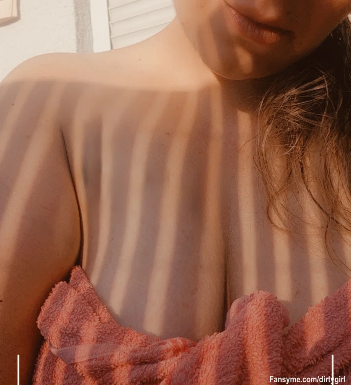 Bei Sonnenschein ☀️😍

Die schönen Tage noch genossen auf dem Balkon es fehlt jetzt schon ☀️❤️‍🔥🔥🤷‍♀️

#Sun #Summer #Outdoor #Vibes #Boobs #Big  #Curvy #Milf #Creative