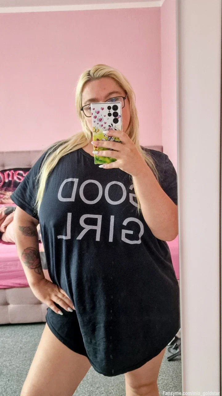Guten Morgen 💕💋 Wünsche dir einen schönen Feiertag. Habt ihr heute frei oder müsst ihr arbeiten?
#goddess #sexy #curvy #adultcurvy #blond #blonde #blondine #bigboobs #bigtits #tattoo #inked #hot
#milf #Amateur  #solo #teasing #brille #glasses #sexy #deutsch