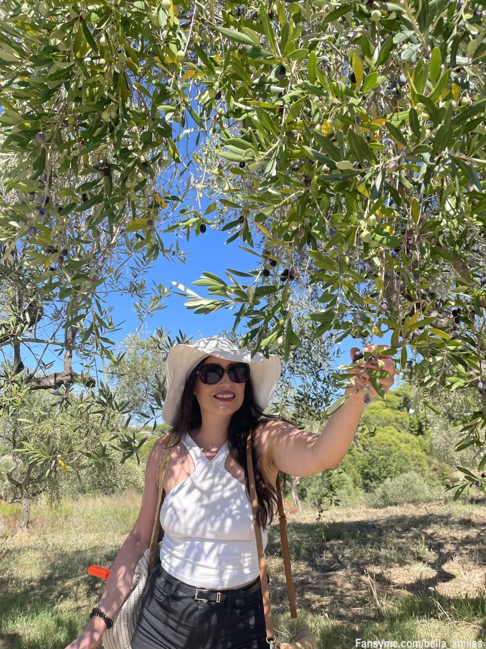 Ich hab gerade dieses schöne Urlaubsbild wiedergefunden… 🫒☀️🌿

Oliven direkt vom Baum pflücken, Sonne auf der Haut und dieses mediterrane Lebensgefühl – genau solche Orte liebe ich. 😌💋

Ich glaube, ich könnte schon wieder meine Koffer packen… ✈️👀

**Würdest du mich für ein paar Tage an so einen schönen Ort entführen?** 😏  
Und wohin müsste ich meinen Koffer mitnehmen, wenn du das Reiseziel bestimmen dürftest? 🌴☀️💋

#travel #vacation #holiday #mediterranean #olives #summer #wanderlust #travelgirl #travelphotography #nature #sunshine #urlaub #reisen #meer #sonne #lifestyle #german #deutsch