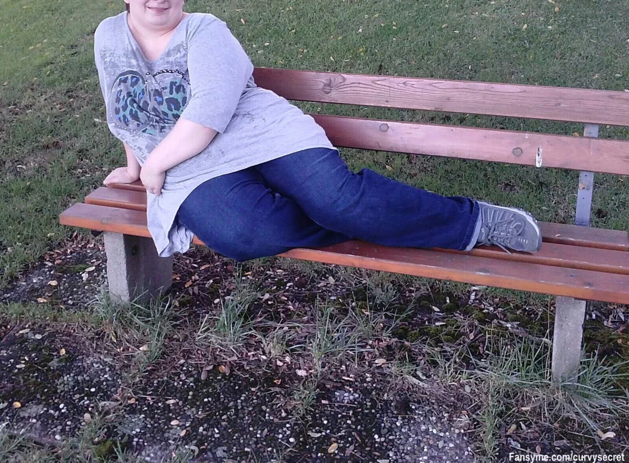So ganz unschuldig auf der Parkbank... aber wer mich kennt, weiß, dass ich auch anders kann ;)

Ich mag Männer, bei denen man sich nicht verstellen muss. Einfach drauflos quatschen und schauen, ob es passt 😊
#german #bbw #curvy #amateur