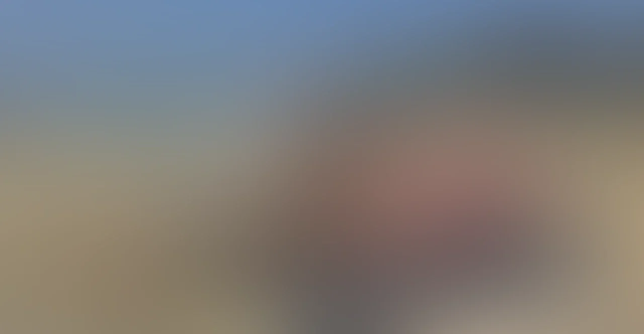🔥 Sonne auf der Haut, ein Hauch von Sommer und eine Frau, die weiß, wie sie Blicke auf sich zieht. 💋☀️ Pink, frech und verdammt verführerisch – manchmal sagt ein einziger Moment mehr als tausend Worte. 😈💕