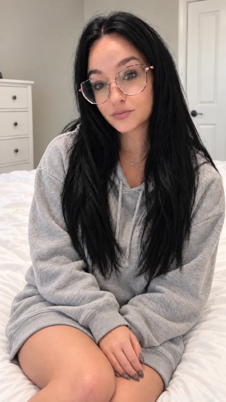 ✨Ich weiss nicht so richtig was ich schreiben soll… am Samstag hattet ihr von mir zum Frühstück meine 🐱 im Chat, ja ihr habt es  geliebt, Männer halt😜ich gebe mir aber ausserhalb meiner Pussy auch sehr viel mühe für andere Fotos,  die im Moment kaum gewürdigt werden, dies macht mich etwas nachdenklich… Geht's hier wirklich nur um 🍆und🐱 ?
Vollfrontaler Gynäkologen Einblick ? Wo ist dass Flirten geblieben dass umwerben und gemeinsame spielen🤷🏻‍♀️ 

#wirmüssenreden #lilsnowwhite #h2gcd #camdiamonds #premiumcontent #model #erotik #milf #curvy