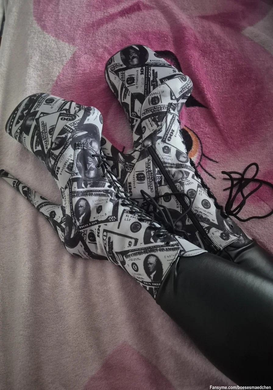 💋 Schwarz, wild und verdammt verführerisch … 🔥 Diese Boots sind gemacht, um Blicke auf sich zu ziehen und Fantasien wahr werden zu lassen. 😈🖤 Wer kann da schon widerstehen? 😉💋

Black, wild and damn seductive ... 🔥 These boots are made to attract attention and make fantasies come true. 😈🖤 Who can resist? 😉💋