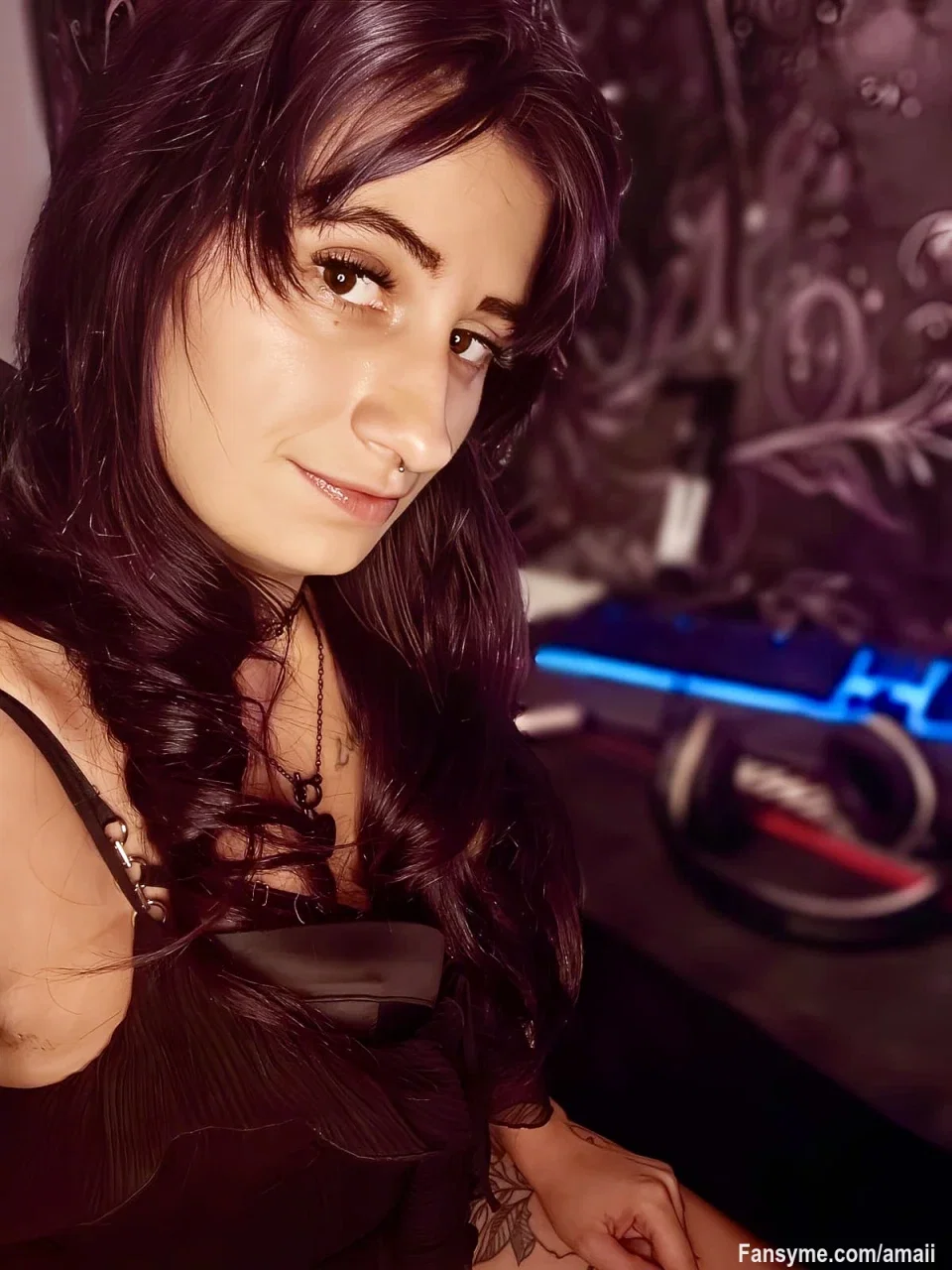 Guten Morgen, ihr Süßen! 💕 Wer von euch ist schon wach und wer braucht noch drei Kaffee? ☕😂

#sexygirl #gamergirl #heiß #hot #spicy #sexy #tattoos #pierced #dessous #horny #amateur #redhead #selfie