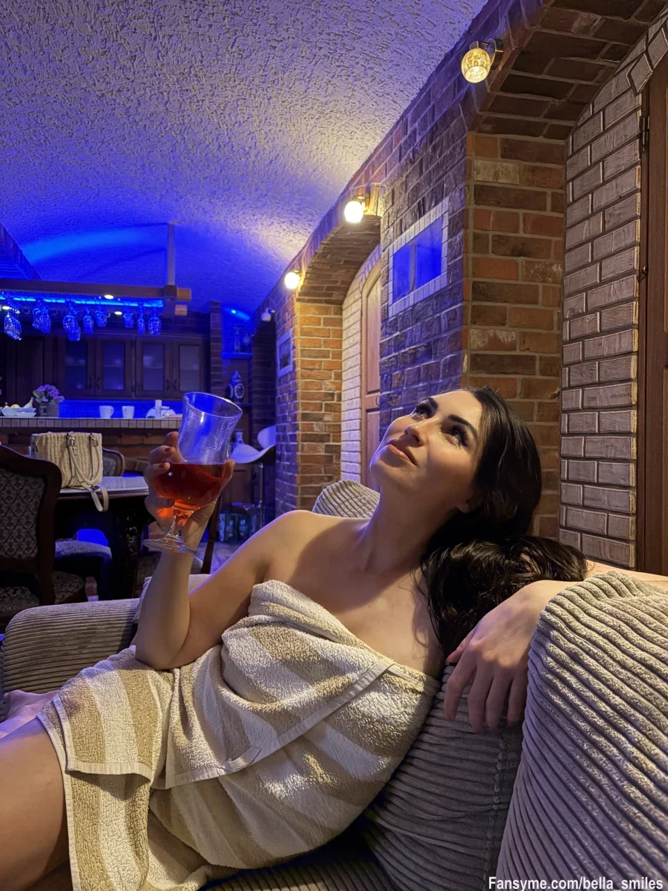 Ich hab ein richtig schönes Plätzchen gefunden… 🥰🥂✨

Gemütliche Atmosphäre, ein Gläschen in der Hand und endlich mal Zeit, einfach die Seele baumeln zu lassen. 😌💋

Ich glaube, hier könnte ich es noch ein Weilchen aushalten… 🤭

Und du? Würdest du dich gerne zu mir gesellen oder mich lieber ganz für dich allein haben? 😏🔥

#wellness #relax #cozy #lounge #chill #goodvibes #metime #selfcare #weekend #lifestyle #brunette #beauty #german #deutsch