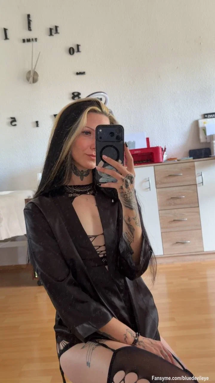 Man könnte denken, ich hab nichts drunter, aber ich das ,müsstest du selbst herrausfinden 😈

#milf #titten #arsch #solo #reizwäsche #tattoos #tanga #unterwaesche #piercing #sweet #sexy #deutsch #girlnextdoor #blackhairs #natural #nacktbild