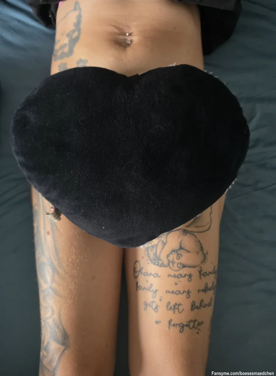 😈🔥 Na, ihr Süßen … Lust auf eine kleine Ablenkung am Nachmittag? 💋 Ich könnte euch den Tag ganz schön versüßen … aber Vorsicht: Bei mir wird’s schnell heißer, als euch lieb ist. 😏❤️‍🔥 Wer traut sich, mir zu schreiben? 😘
😈🔥 Well, sweeties... Fancy a little distraction in the afternoon? 💋 I could sweeten your day quite a bit ... but be careful: I'm getting hotter quickly than you'd like. 😏❤️‍🔥 Who dares to write to me? 😘