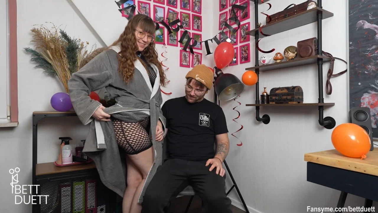 Happy Birthday heißt es morgen, denn da hat mein Mann Geburtstag!! 🥳❤️🎉Ja ja, er wollte keine Dekoration.... doch nicht mit mir, ich habe nämlich Deko, Sex und Geschenke schon eingeplant und noch ein paar mehr Überraschungen, zb. mich im sexy neuen Netz Outfit und einen Lapdance für mein Geburtstags Schatz. Es hat sich aufjedenfall gelohnt, schon sein Blick als er das alles endlich sieht. Perfekt. Er macht es sich auf dem Stuhl bequem und ich fange an zu Tanzen und zu Strippen bis zum Reitersex. Von allen Seiten werde ich sein Schwanz reiten und dann wird das Sperma in mich gleiten!! 🎉❤️🥳