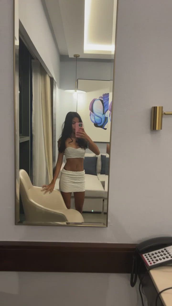Do you like me in a dress more or bikini? This is me in Dubai. I just left Dubai, but i had a great holiday 🤍