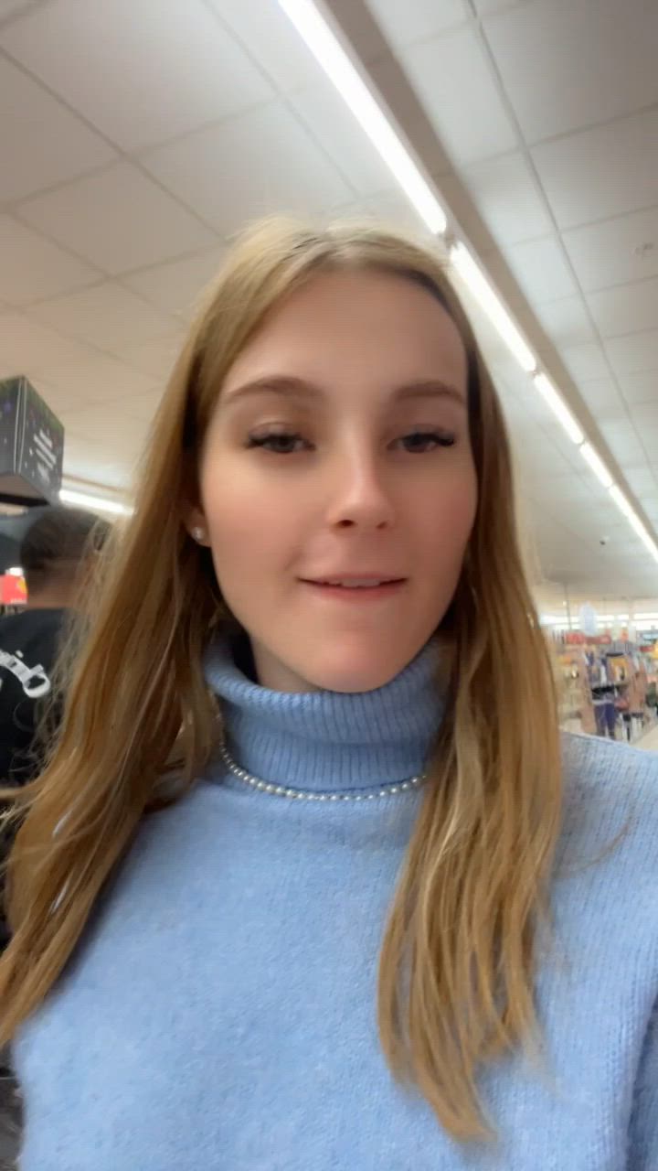 Wer will sehen wie ich mir ein ganzes Marzipan Brot in meine kleine enge Pussy stecke und es danach esse hihi? Checkt mein letztes Video 👅💦

#teen #skinny #deutsch #berlin #frankfurt #münchen #leipzig #düsseldorf #schweiz #zürich