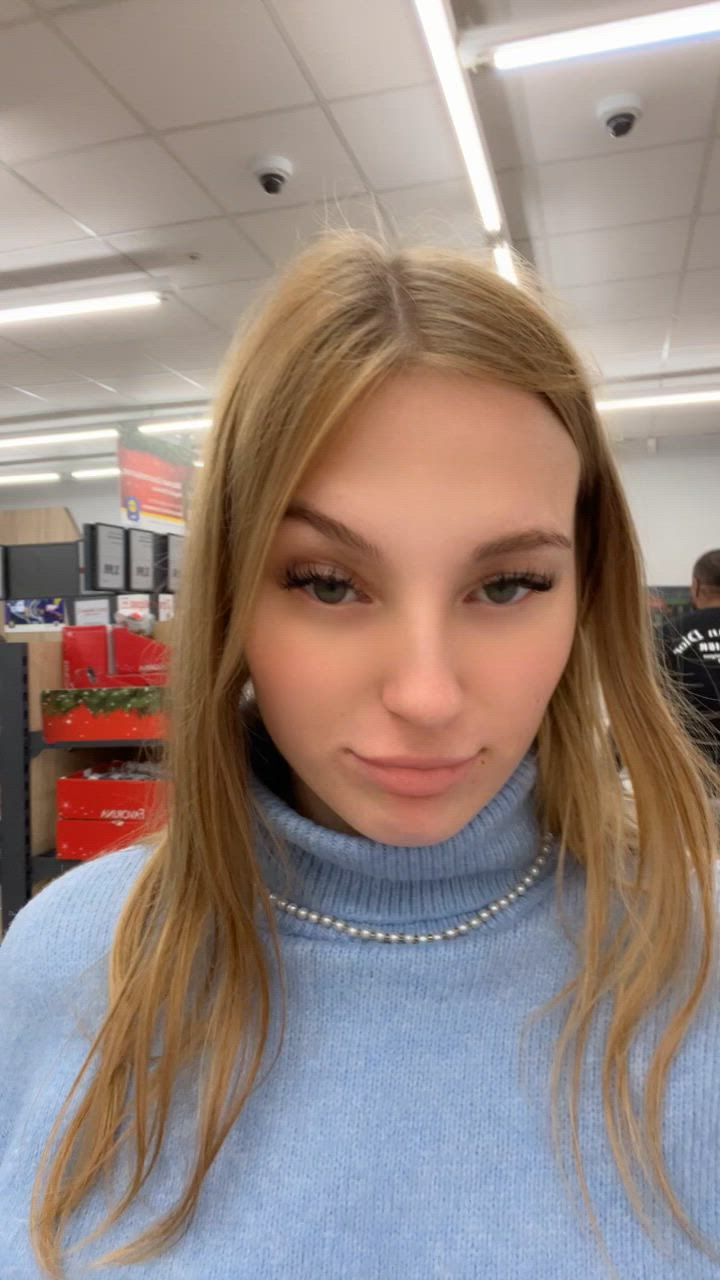 Wer will sehen wie ich mir bei LIDL einen Schokoweihnachtsmann hole und ihn mir in meine enge Pussy schiebe und ihn danach esse? Schaut mein letztes Video🎄👅💦

#teen #deutsch #skinny #pussy #berlin #hamburg #düsseldorf #zürich #dresden #stuttgart
